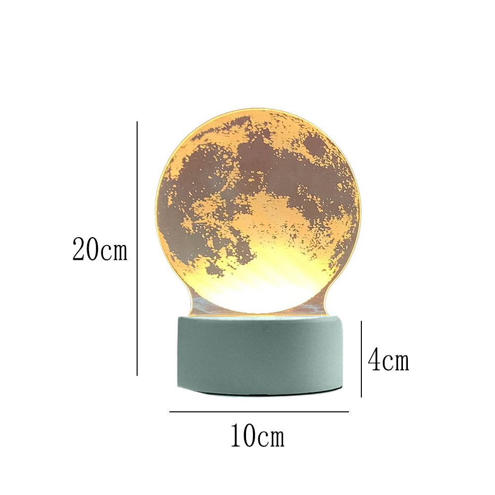 Eine mondförmige Lampe mit grauem Sockel. Maße sind angegeben: 20cm Höhe, 10cm Breite und 4cm Tiefe.
