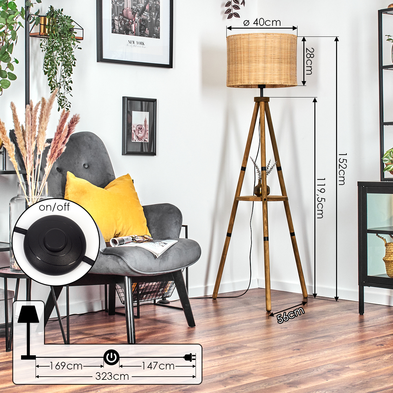Ein Raum mit Stehlampe, Sessel und Dekorationen. Die Lampe hat einen gewebten Schirm. Der Sessel hat ein gelbes Kissen. Schwarz gerahmte Bilder an der Wand.