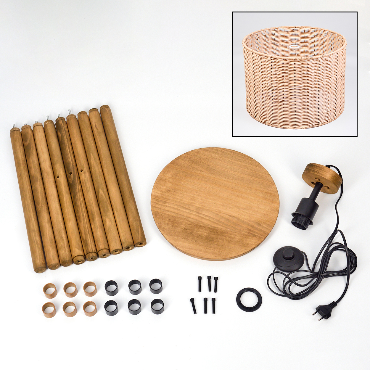 Zerlegte Lampenteile auf weißem Hintergrund. Enthält Holzbeine, Schirm, Sockel, Hardware und elektrische Komponenten.