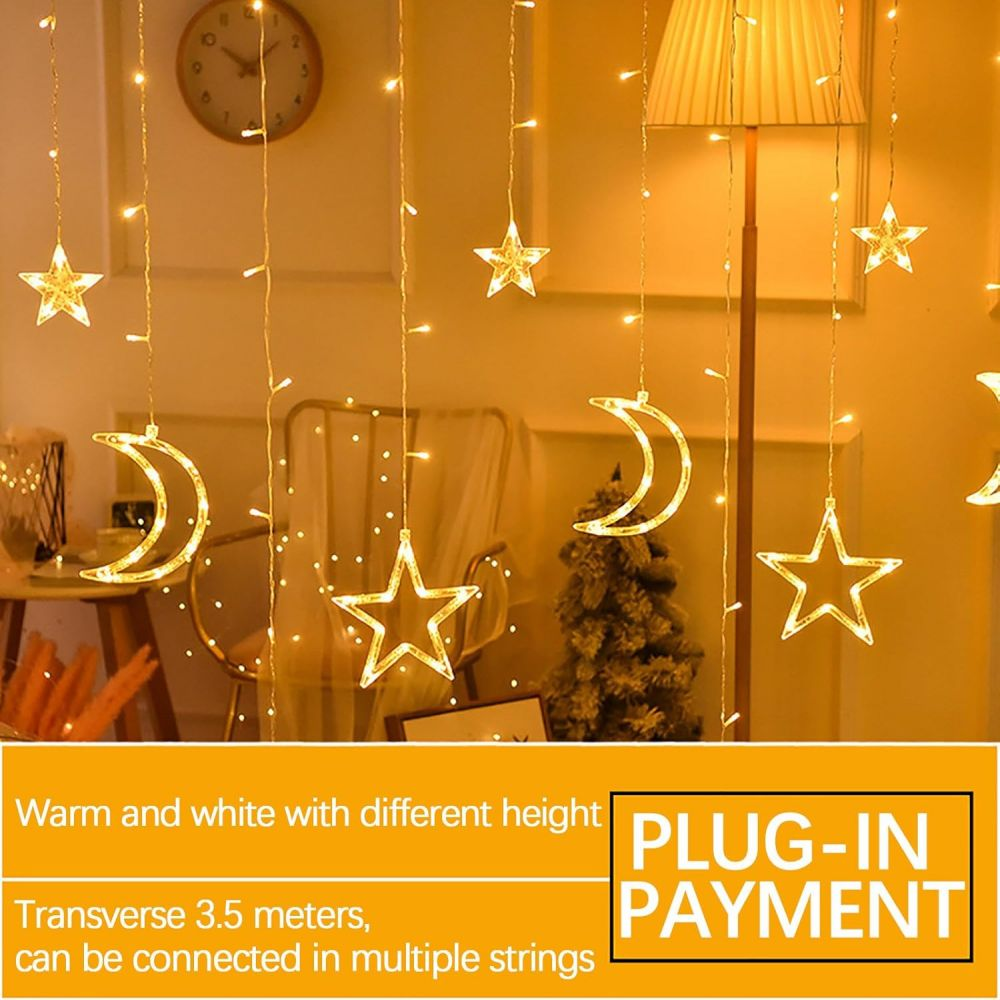 Lichterketten mit Sternen und Monden. Eine Uhr an der Wand und eine Lampe. Der Text lautet: Warm und weiß mit unterschiedlicher Höhe.