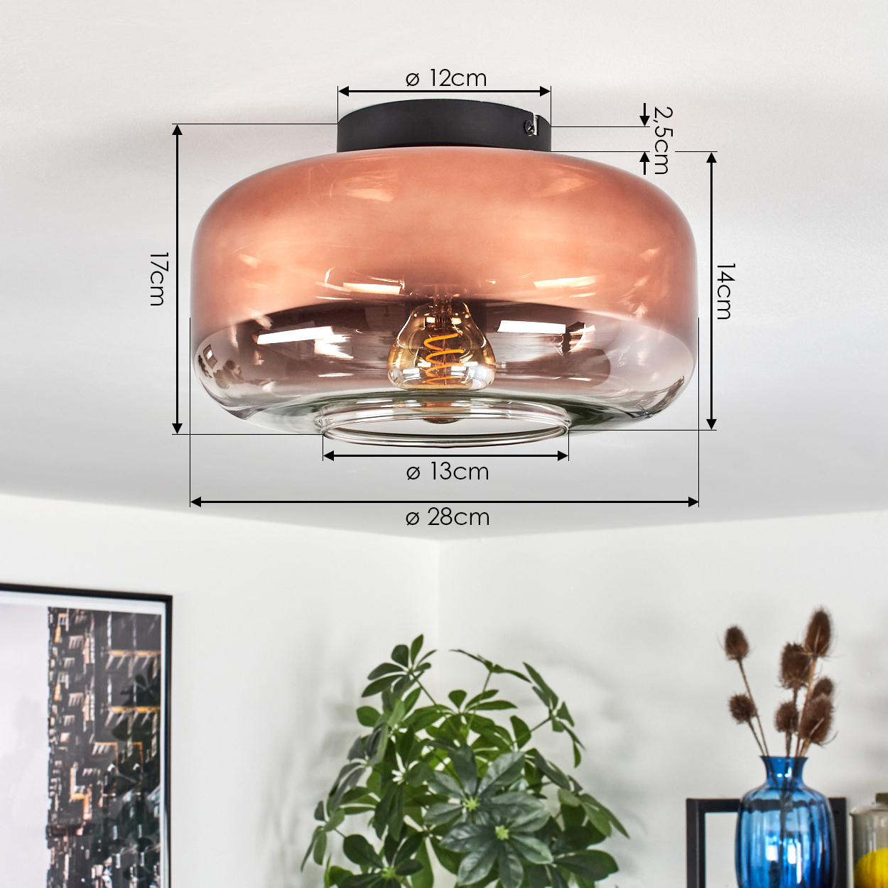 Eine moderne Deckenlampe mit Maßen wird angezeigt. Eine Pflanze und eine Vase mit trockenen Blumen sind ebenfalls in der Szene.