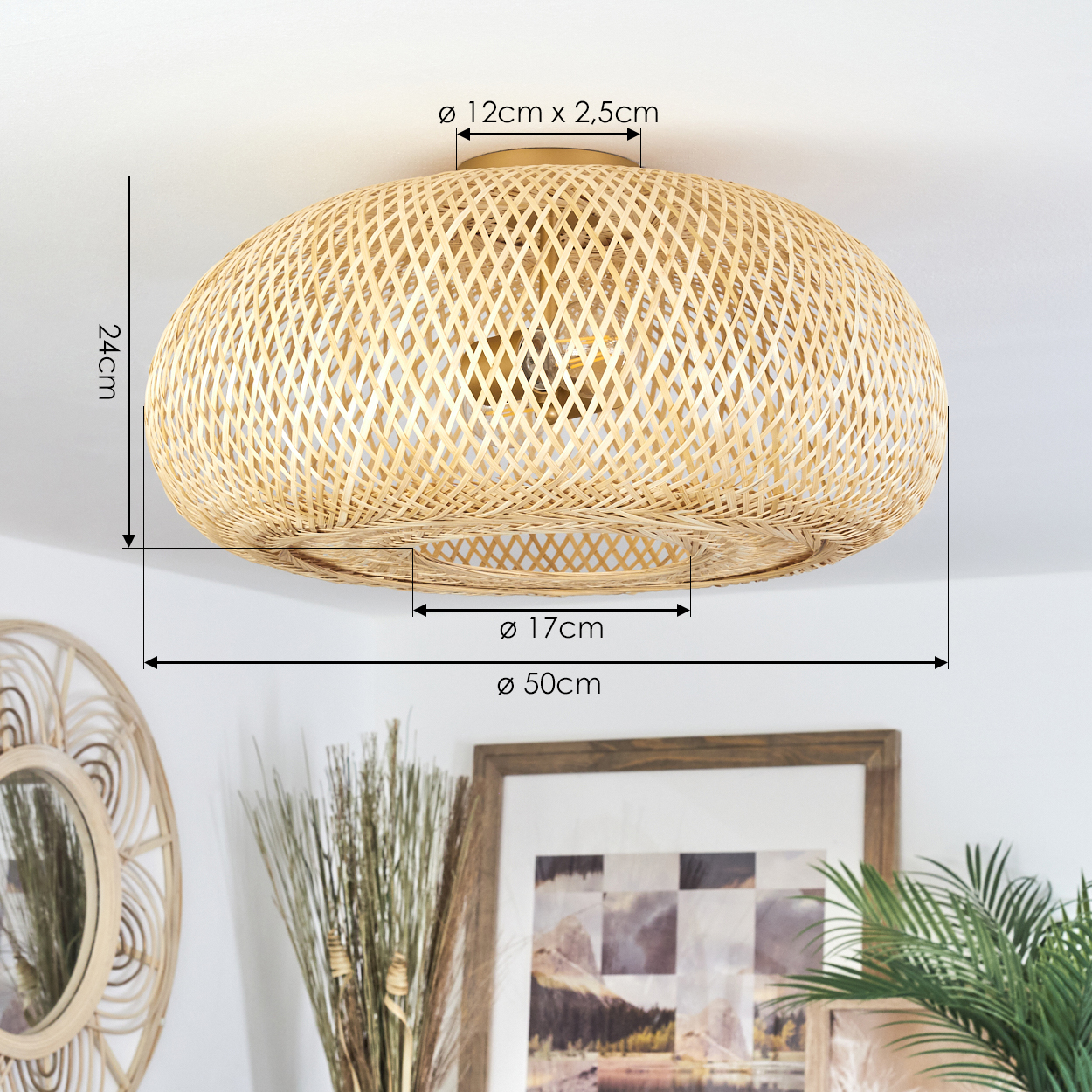 Eine Deckenlampe aus geflochtenem Rattan mit Maßangaben. Im Hintergrund dekorative Elemente wie Spiegel und gerahmtes Bild.