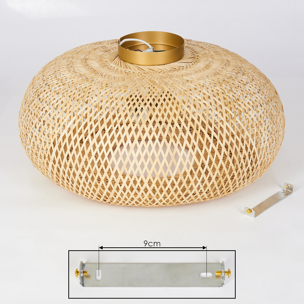 Ein gewebter Lampenschirm aus Rattan mit goldenem Deckel. Eine Metallhalterung und das 9cm-Maß befinden sich unten im Bild.