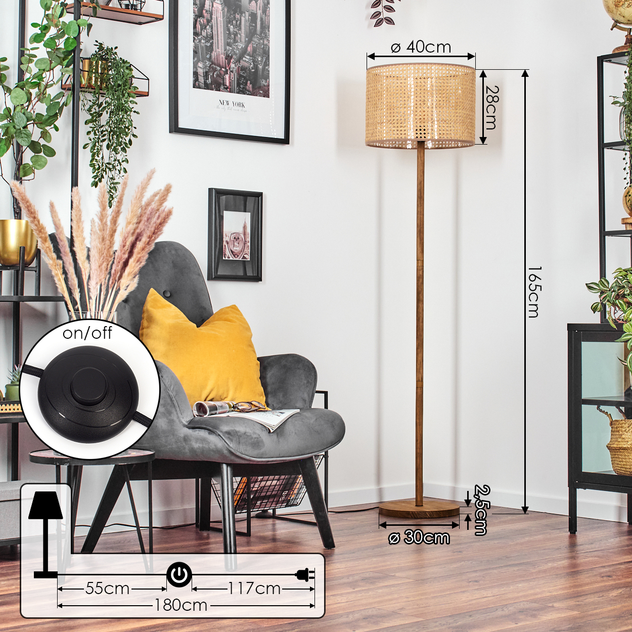 Ein Raum mit einer Holzlampe, einem grauen Stuhl mit gelbem Kissen, schwarzen Regalen und einem New York City Bild an der Wand.