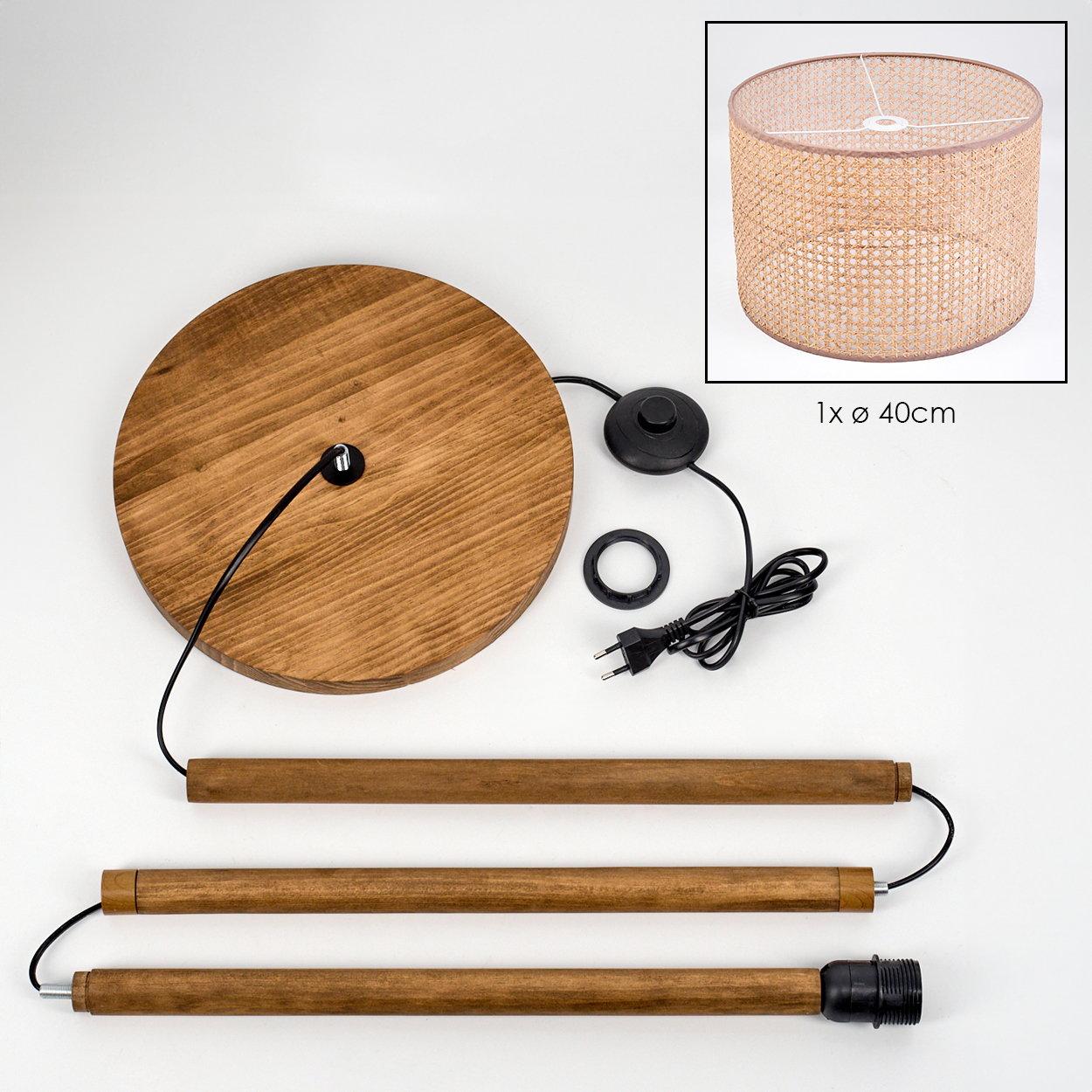 Zerlegte Stehlampe aus Holz mit Lampenschirm. Bestandteile: Sockel, Stangen, elektrische Teile und Lampenschirm.
