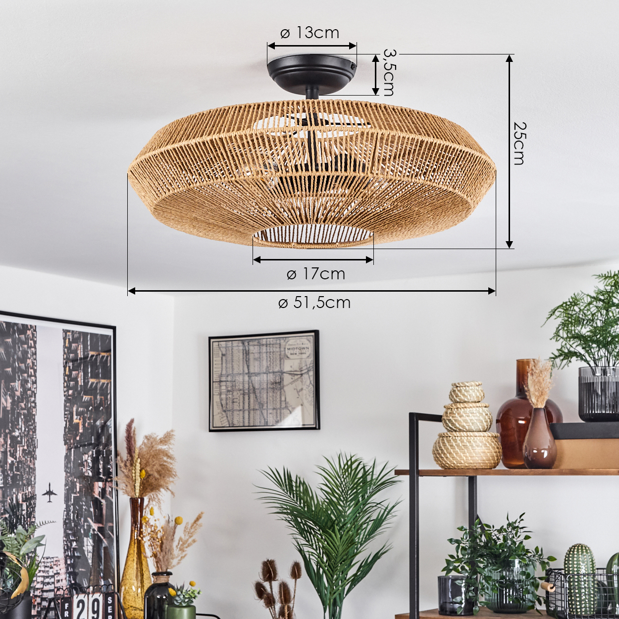 Eine Deckenlampe aus geflochtenem Rattan mit Maßen wird gezeigt. Im Hintergrund ein Raum mit Pflanzen und Bildern.