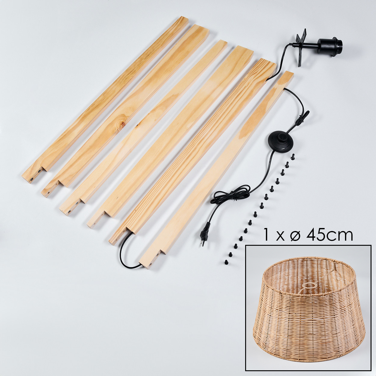 Holzleuchtenteile, darunter Lamellen, Lampenfassung und Schirm. Der Schirm ist aus Korbgeflecht. Es ist eine zerlegte Lampe.