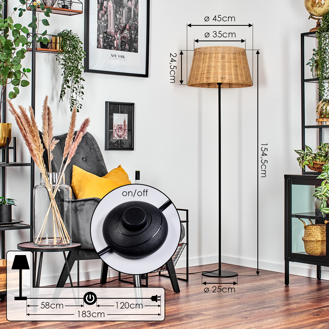 Eine Stehlampe mit gewebtem Lampenschirm steht in einem Raum. Der Raum hat ein schwarzes Regal, einen Stuhl und ein New York-Bild.
