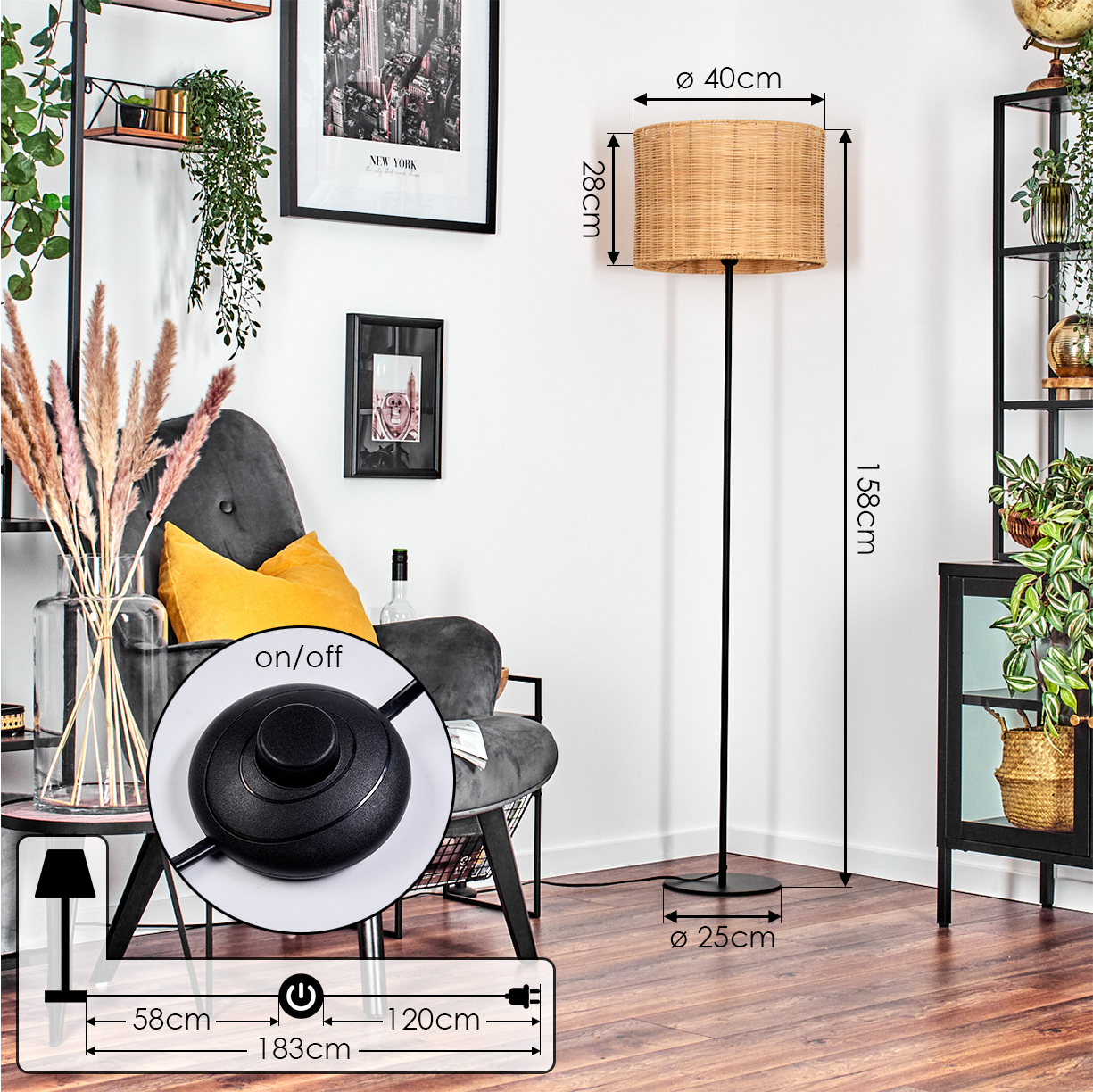 Eine Stehlampe mit gewebtem Lampenschirm steht neben einem grauen Sessel. Ein schwarzes Regal und ein Glasschrank sind sichtbar.
