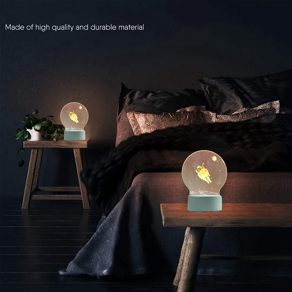 Zwei dekorative Lampen mit Astronautenfiguren stehen auf Holztischen. Ein Bett mit dunkler Bettwäsche füllt den Hintergrund.