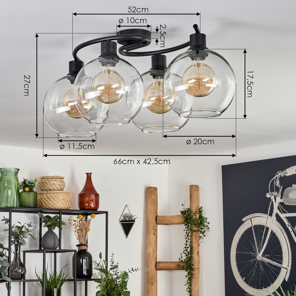 Eine moderne Deckenlampe mit vier klaren Glaskugeln. Darunter ein Regal mit Vasen und Dekorationen, eine Holzleiter und ein Fahrradkunstwerk.