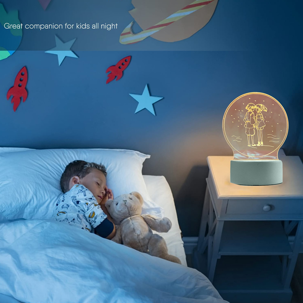 Ein Kind schläft im Bett mit einem Teddybär. Ein Nachtlicht auf dem Nachttisch beleuchtet zwei Figuren.