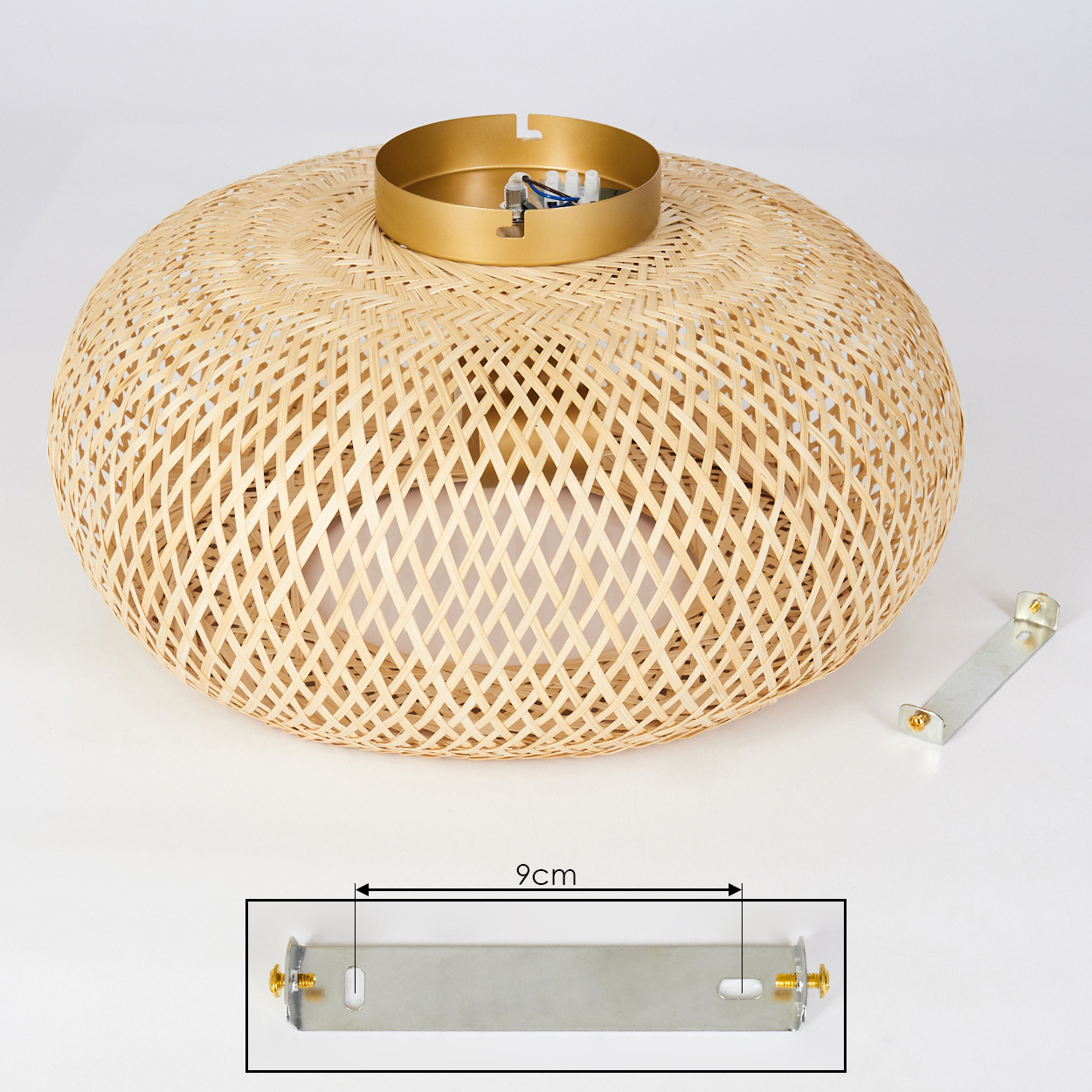 Ein gewebter Lampenschirm aus Rattan mit goldenem Metallaufsatz, Metallhalterung und einer 9 cm Messung auf einem Diagramm.