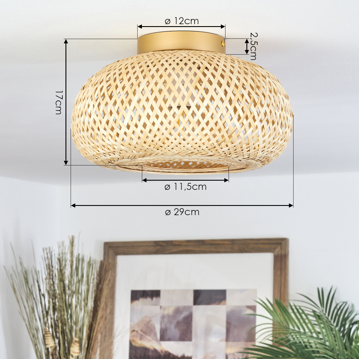 Eine Deckenlampe aus gewebtem Bambus mit Maßen. Der Hintergrund umfasst ein gerahmtes Bild und Pflanzen.