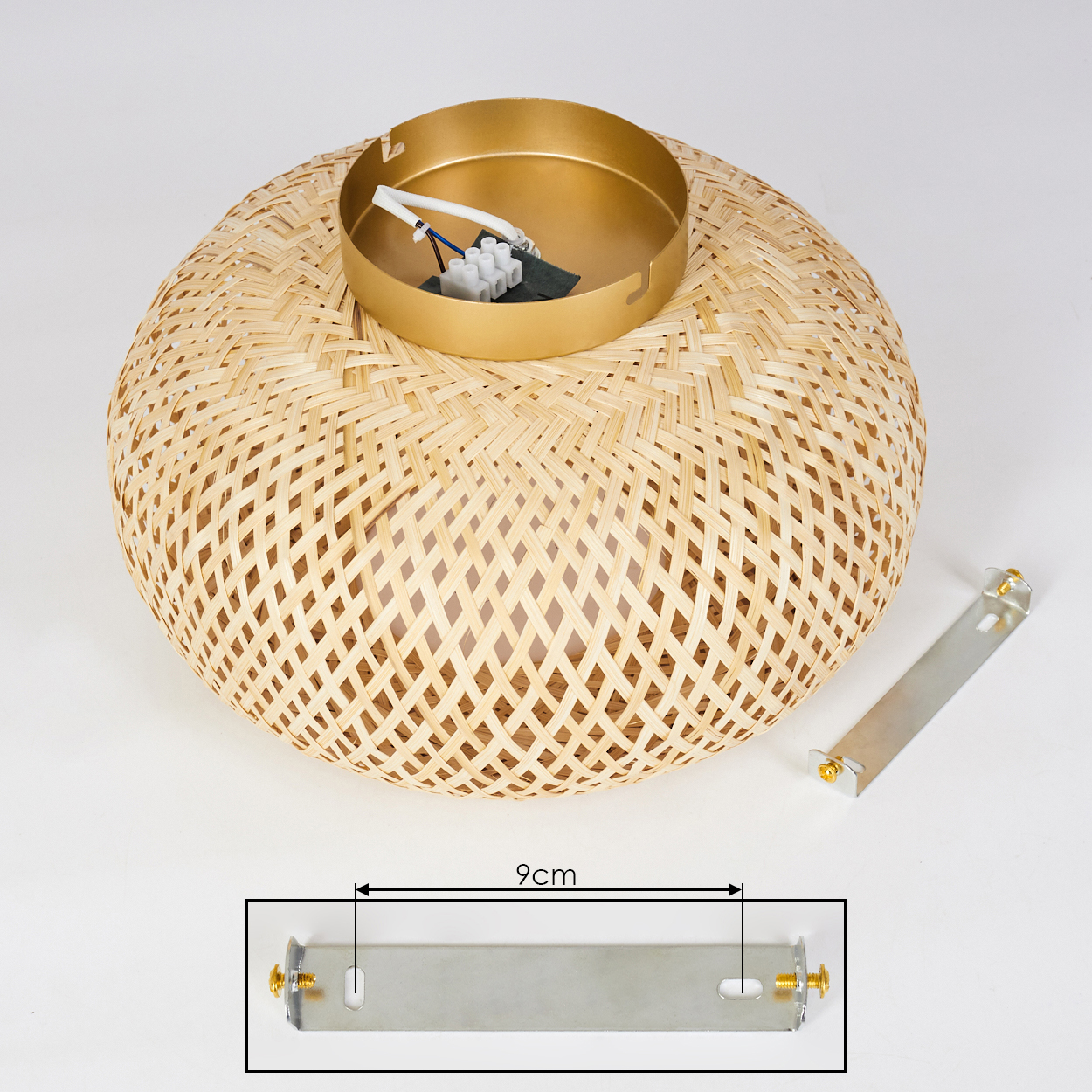 Ein gewebter Bambus-Lampenschirm mit goldenem Metallaufsatz und Metallhalterung, mit einer 9 cm Messanzeige.