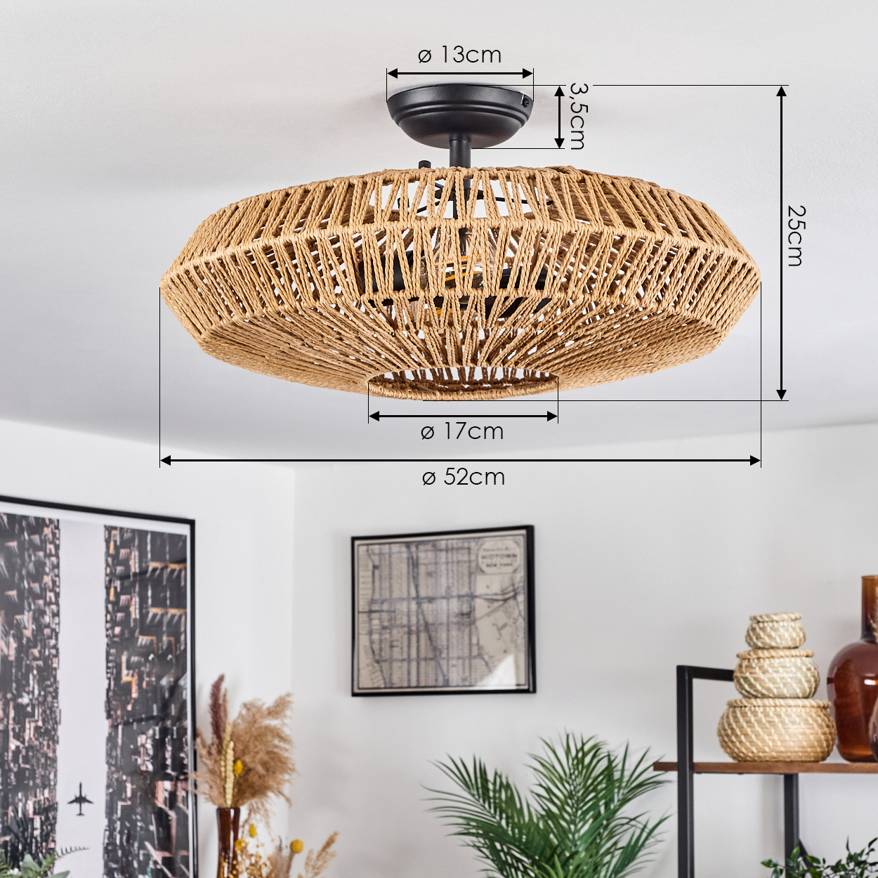 Eine gewebte Deckenlampe mit Maßen in cm. Darunter ist ein Raum mit Bildern, Pflanzen und Regalen zu sehen.