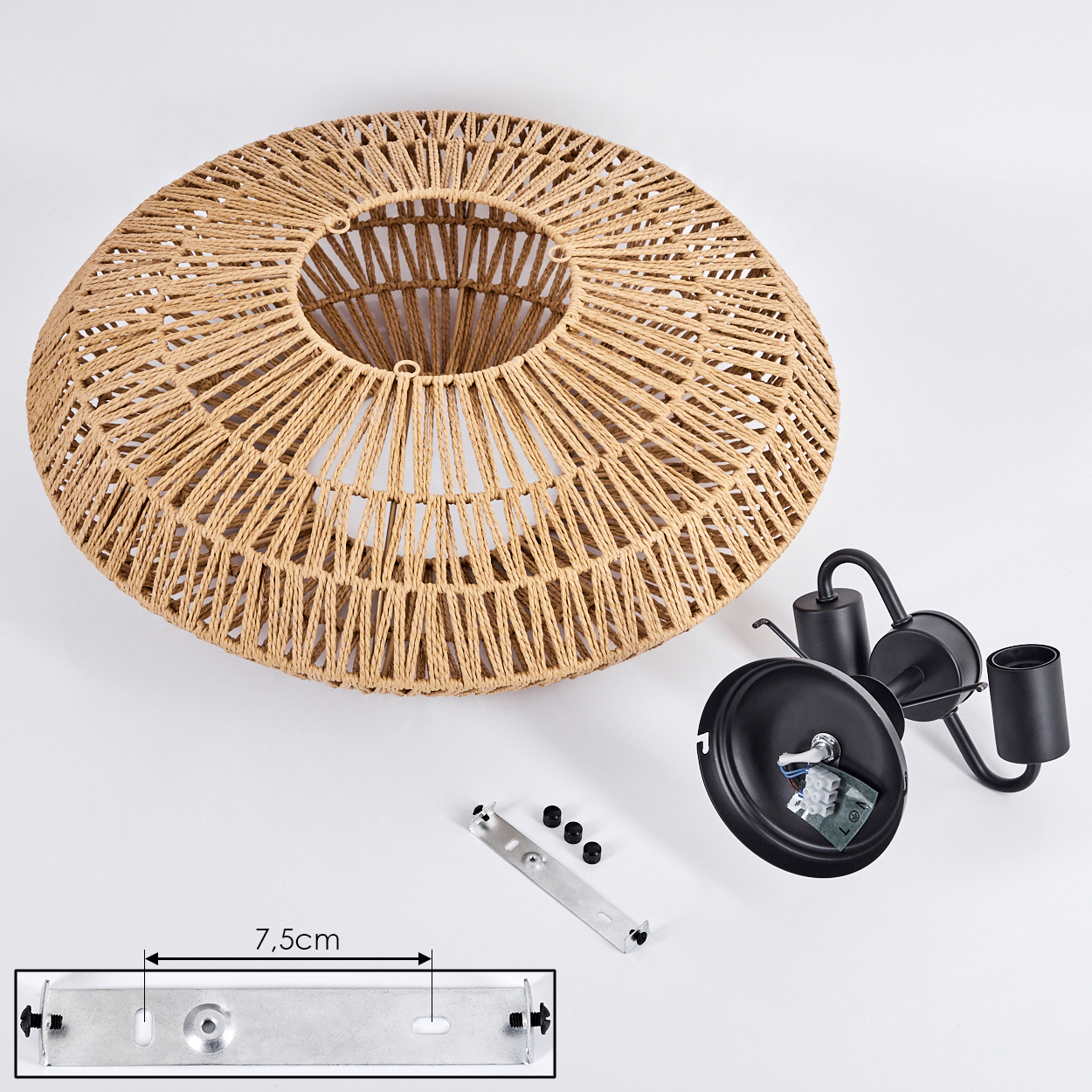 Eine zerlegte Lampe mit geflochtenem Lampenschirm, schwarzer Lampenhalterung, Montagehalterung und Schrauben auf weißem Untergrund.