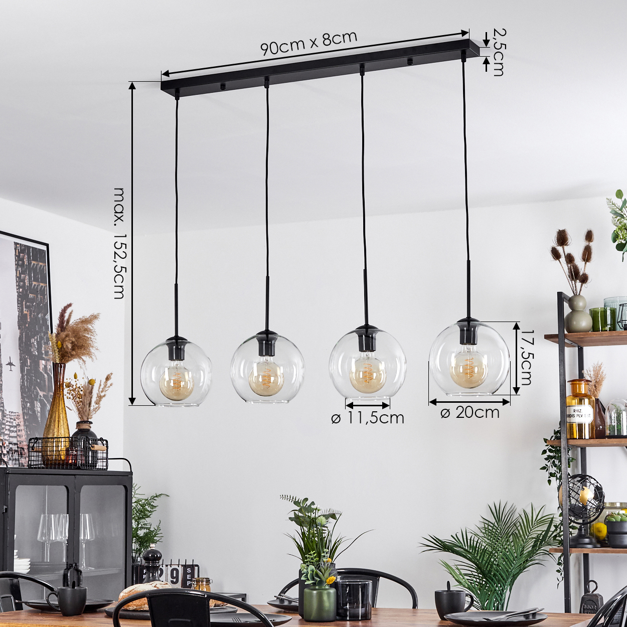 Ein Esszimmer mit Holztisch, schwarzen Lampen und Pflanzen. Die Lampen haben markierte Abmessungen. Der Raum hat auch einen Schrank und Regale.
