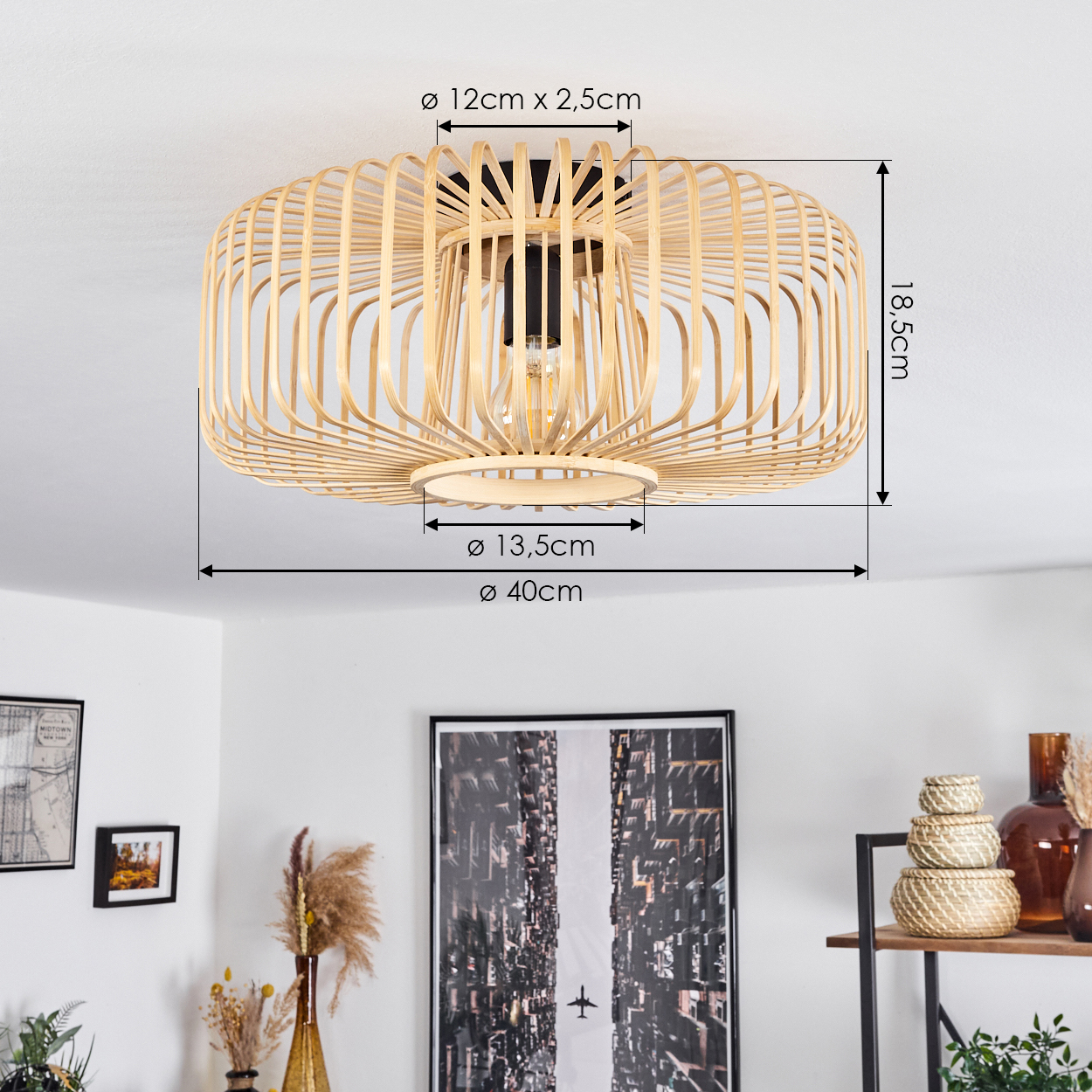 Eine beige Deckenlampe aus Bambus wird gezeigt. Maße sind angegeben: 12cm x 2,5cm, 13,5cm, 40cm, 18,5cm. Weiße Wand mit Kunst.