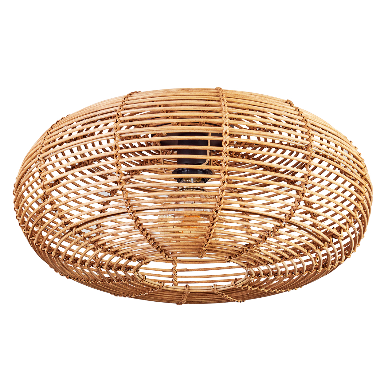 Eine geflochtene Pendelleuchte aus Rattan mit einer darin sichtbaren Glühbirne. Die Leuchte hat eine ovale Form, eine warme braune Farbe und einen weißen Hintergrund.