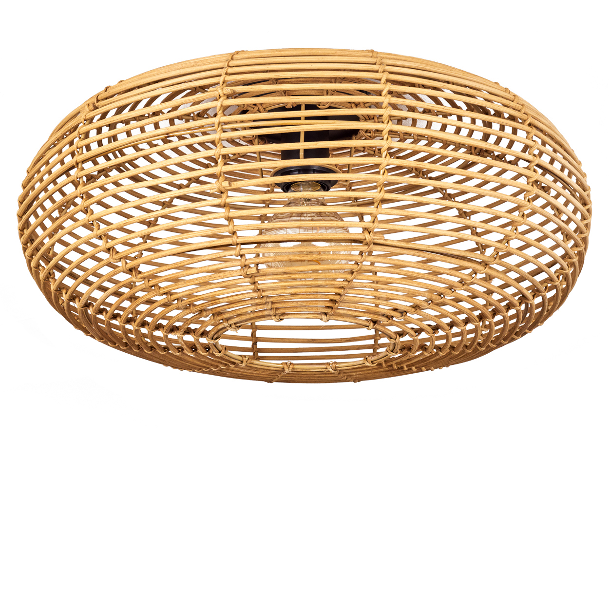 Eine gewebte Pendelleuchte aus Rattan mit einer Glühbirne im Inneren. Die Leuchte ist oval und vor weißem Hintergrund.