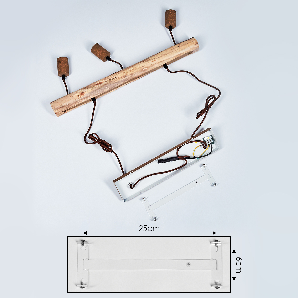 Eine zerlegte Holzpendelleuchte. Sie hat einen Holzbalken, Korkbirnenhalter, braune Drähte und eine weiße Metallbasis mit Abmessungen.