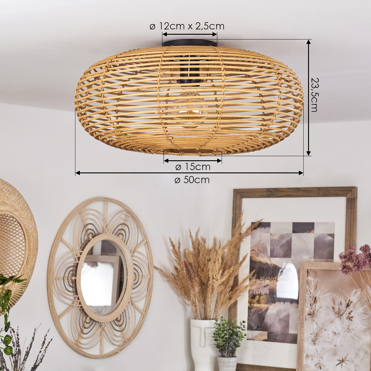 Eine geflochtene Rattanlampe hängt von der Decke. Darunter Spiegel, gerahmte Kunst und dekorative Pflanzen.