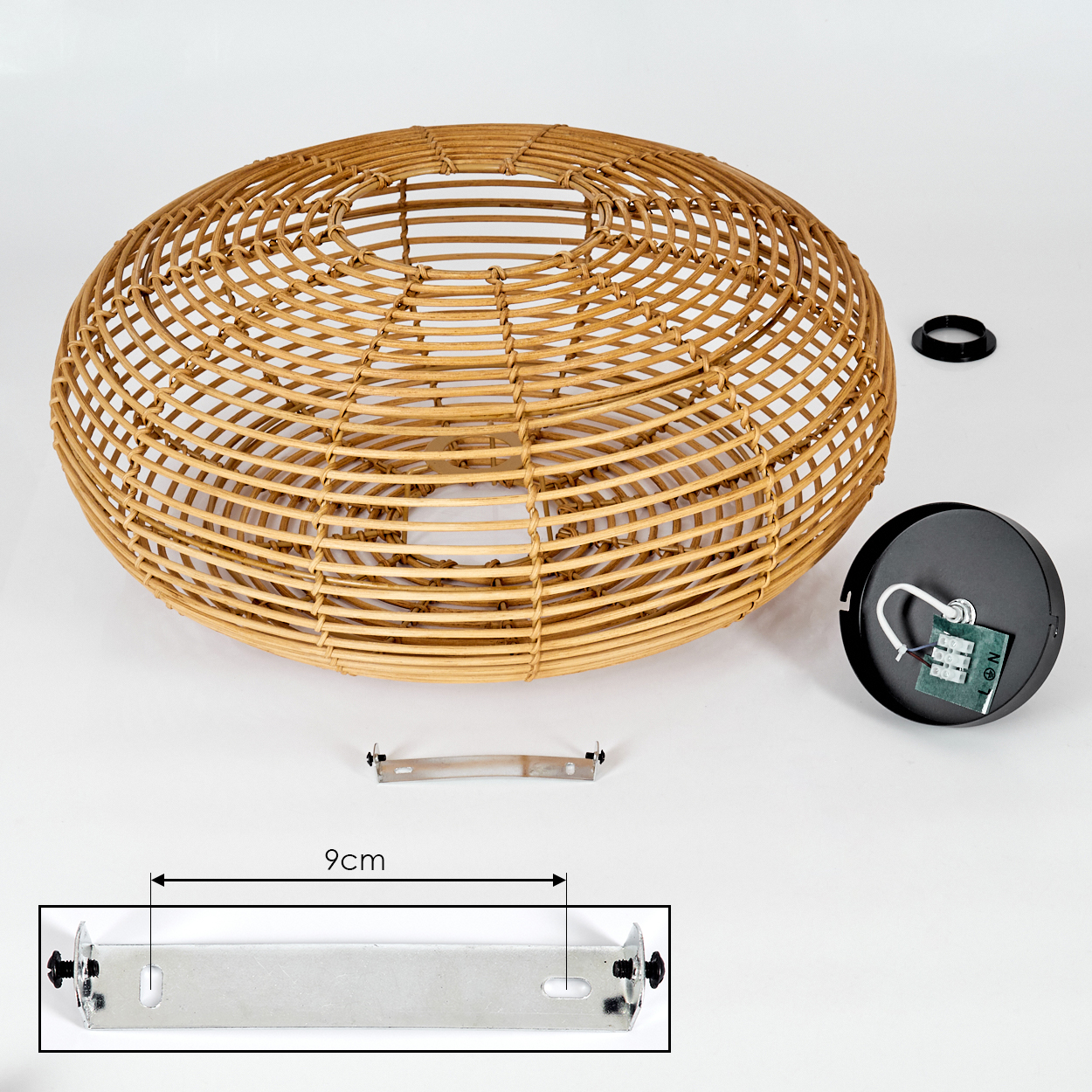 Eine zerlegte Rattan-Lampenschirm mit Metallkomponenten. Enthält einen runden Schirm, eine Metallhalterung, schwarze Elektroteile und einen Ring.