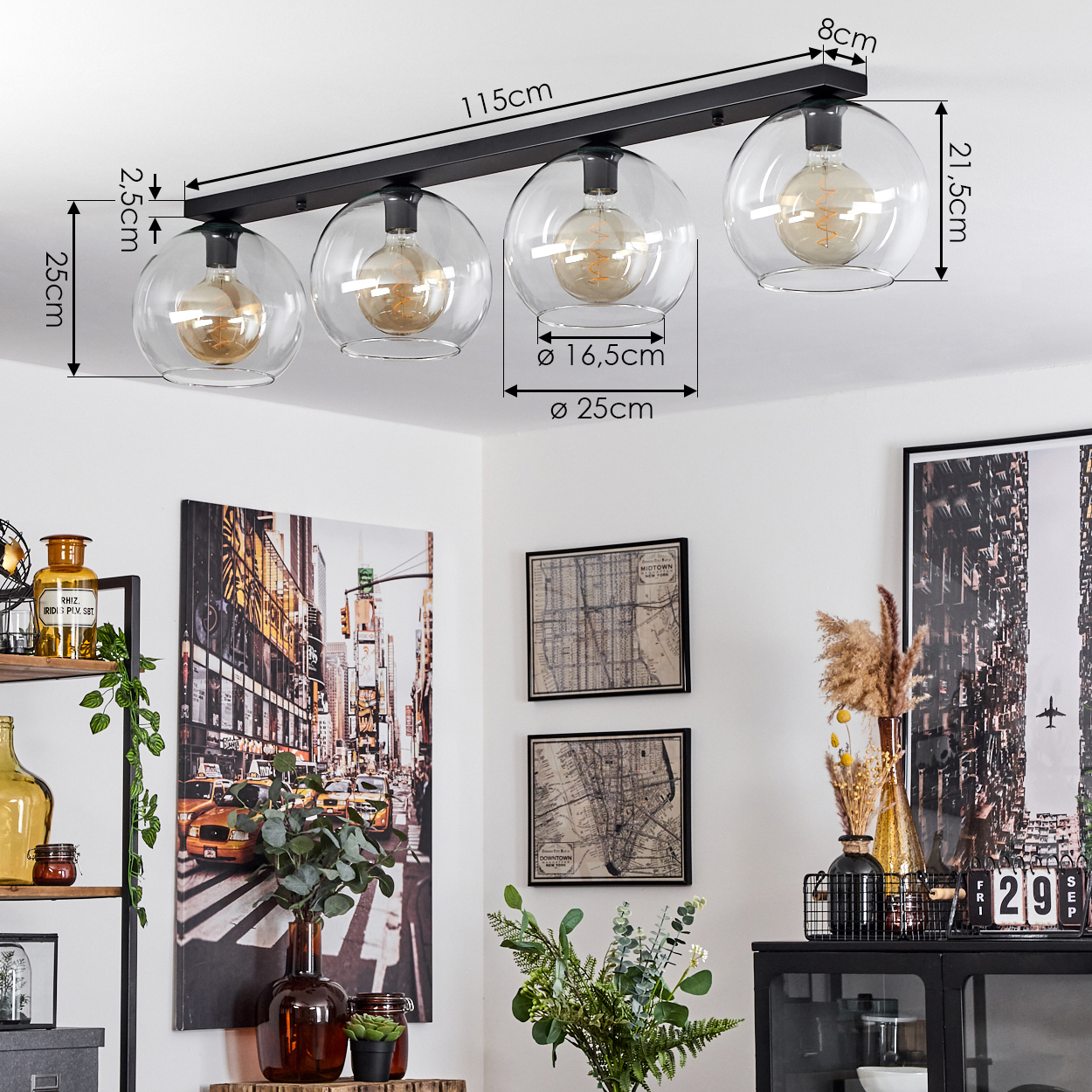 Eine moderne Deckenlampe mit vier Glaskugel-Schirmen. Abmessungen sind beschriftet. Im Hintergrund sind Kunstwerke, Pflanzen und Dekorationen zu sehen.