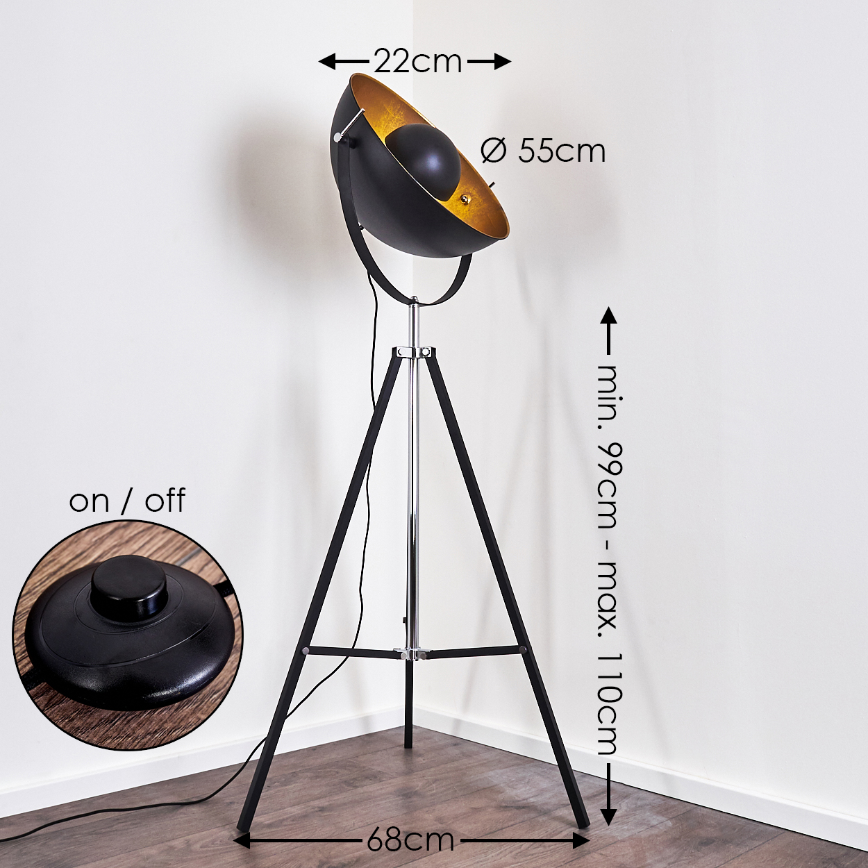 Eine schwarze und goldene Stehlampe mit Stativ. Sie hat einen runden Kopf, einen Fußschalter und die Abmessungen werden angezeigt.