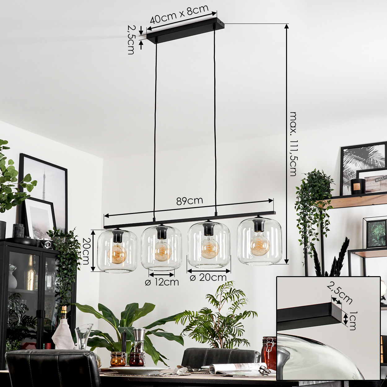 Moderne schwarze Deckenlampe mit vier Glasschirmen, Maße angegeben. Pflanzen und Möbel im Hintergrund.