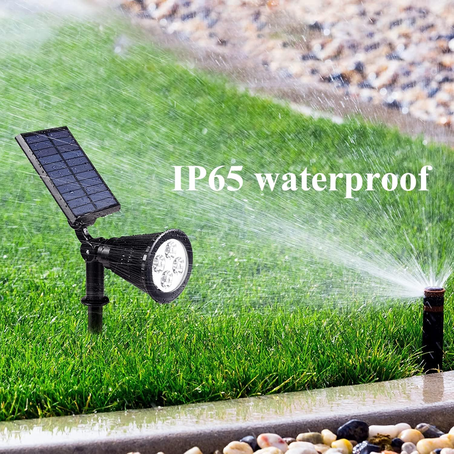 Ein solarbetriebener Scheinwerfer auf grünem Gras, mit einem Sprinkler, der Wasser versprüht. Der Text 'IP65 wasserdicht' wird angezeigt.