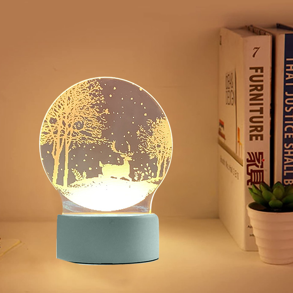 Eine dekorative Lampe mit einer Winterwaldszene mit einem Hirsch, Bäumen und fallendem Schnee.