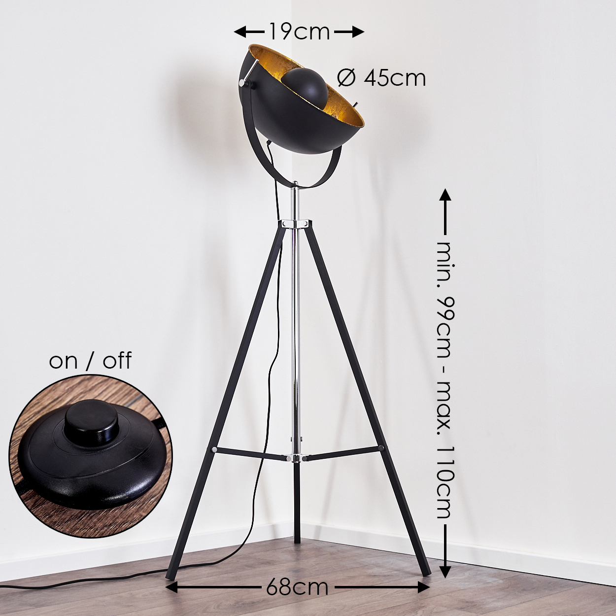 Eine schwarz-goldene Stehlampe mit Dreibein-Fuß. Abmessungen: 19 cm, 45 cm, 68 cm und höhenverstellbar von 99 cm bis 110 cm. Ein Ein-/Ausschalter.