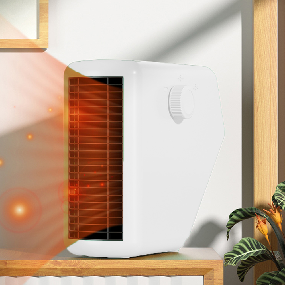Ein weißer Elektroheizer auf einem Holzregal, der orangefarbenes Licht aussendet. Eine Pflanze befindet sich auf der rechten Seite. Wand und Rahmen sind sichtbar.