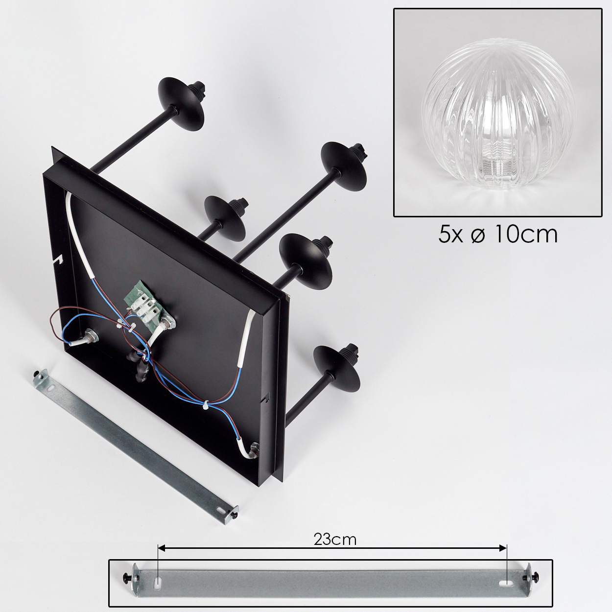 Eine zerlegte schwarze Deckenlampe mit Glaskugeln, Montagehalterung und Leiterplatte, vor weißem Hintergrund. Abmessungen sind angegeben.