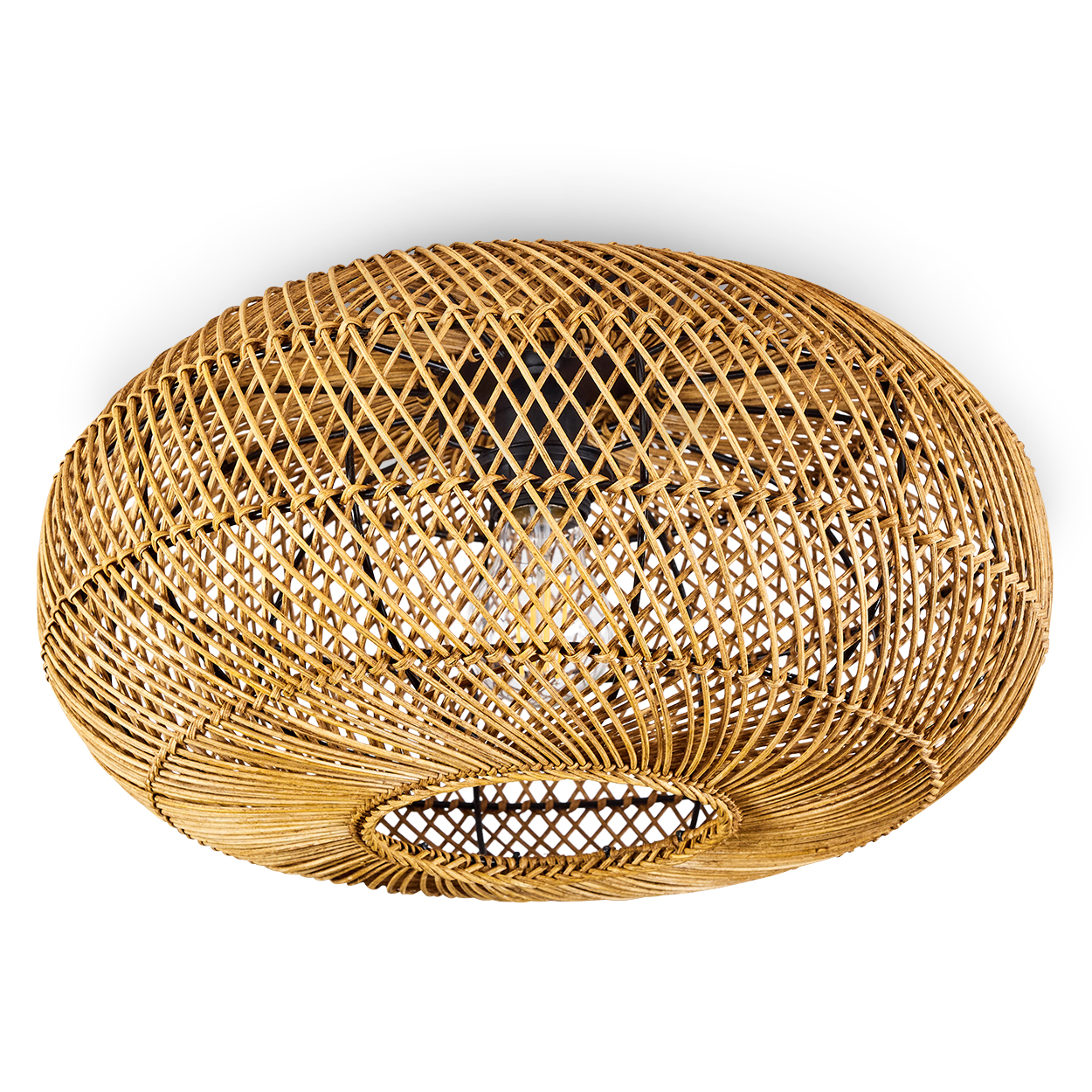 Eine Deckenlampe aus Korb. Die Lampe ist oval, mit hellbraunem Material gewebt und hat einen offenen Boden. Weißer Hintergrund.