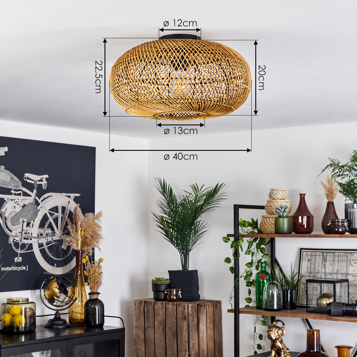 Geflochtener Lampenschirm von der Decke, Maße angegeben. Darunter eine Holzkiste mit Pflanzen, Regale mit Dekoration und ein Motorrad-Kunstwerk.