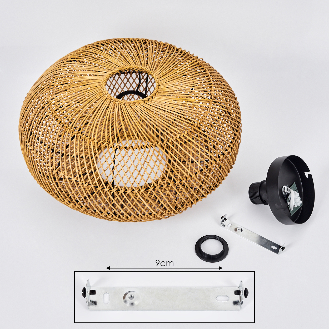 Ein gewebter Lampenschirm aus Rattan mit schwarzen Komponenten und Befestigungsmaterial auf weißer Oberfläche. Eine 9 cm Messung ist angezeigt.