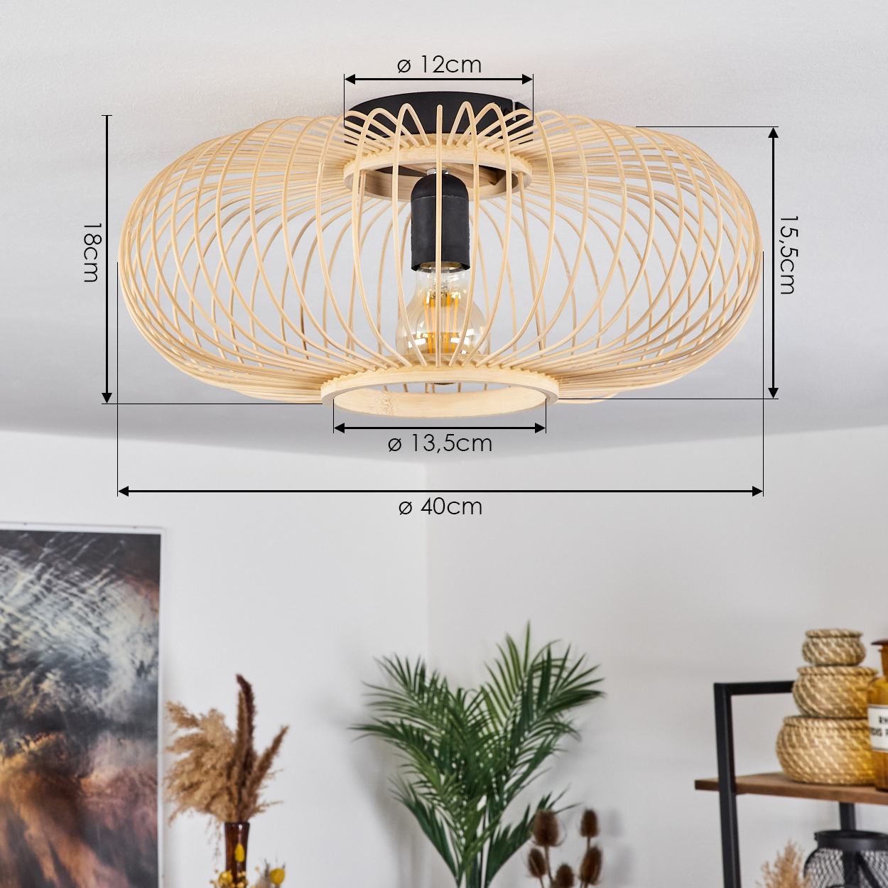 Eine beige Rattanlampe ist an der Decke montiert. Abmessungen sind angegeben. Im Hintergrund sind Pflanzen und Dekoration.