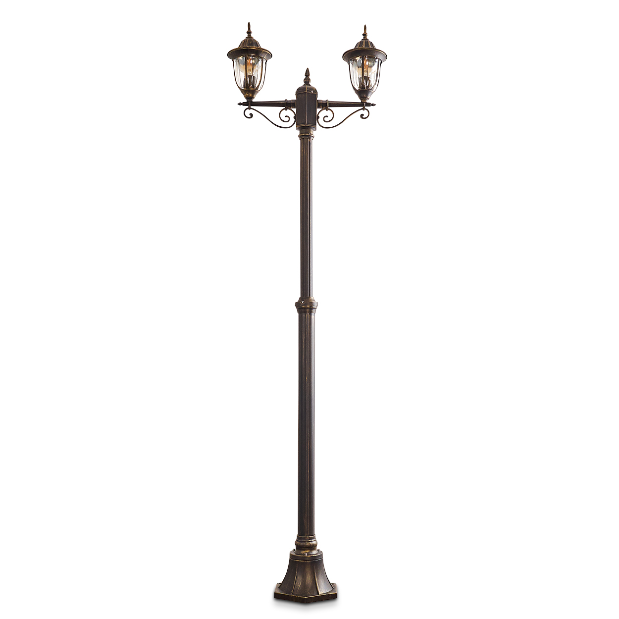 Eine verzierte bronzefarbene Straßenlaterne mit zwei Lichtern oben. Sie steht hoch vor einem weißen Hintergrund und zeigt ihr detailliertes Design.