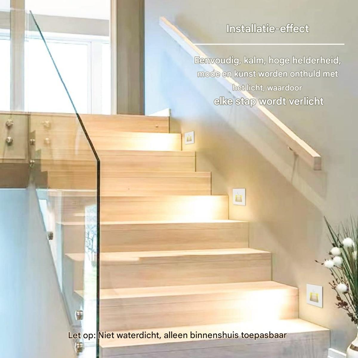 Holztreppe mit integrierten Lichtern und Glasgeländer. Ein heller Holzhandlauf verläuft entlang einer beigen Wand.