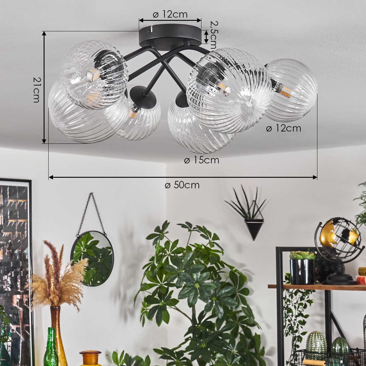 Eine moderne Deckenlampe mit sechs klaren Glaskugelschirmen. Abmessungen und weitere Dekorationen wie Pflanzen und Spiegel sind sichtbar.