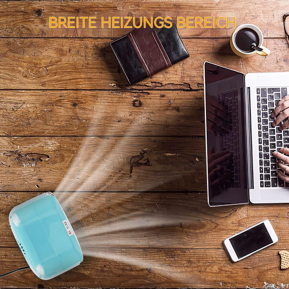 Ein Schreibtisch mit Laptop, Telefon, Kaffee und einem kleinen blauen Ventilator. Eine Geldbörse und ein Keks sind ebenfalls vorhanden.