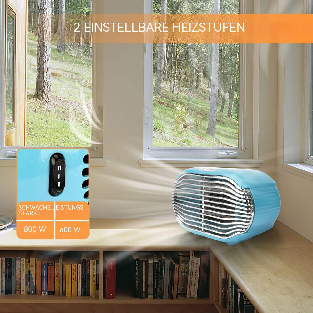 Ein blauer Heizlüfter steht auf einem Holzregal mit Bedienfeld und Leistungseinstellungen. Fenster zeigen einen Wald.