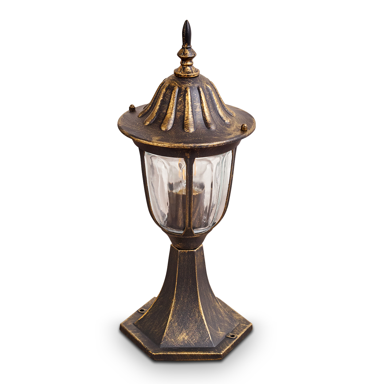 Eine bronzefarbene Außenlampe mit Glasgehäuse. Sie hat eine dekorative Oberseite und steht auf einem sechseckigen Sockel.