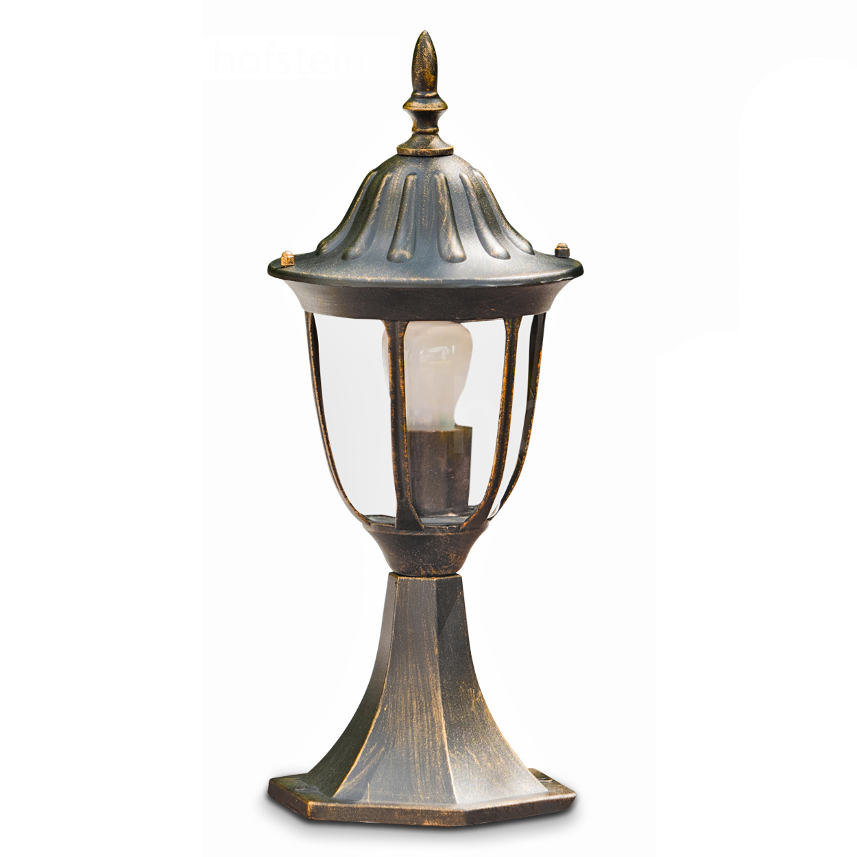 Eine bronzefarbene Außenlampe mit Glasgehäuse. Die Lampe hat eine dekorative Spitze und steht auf einem Sockel.