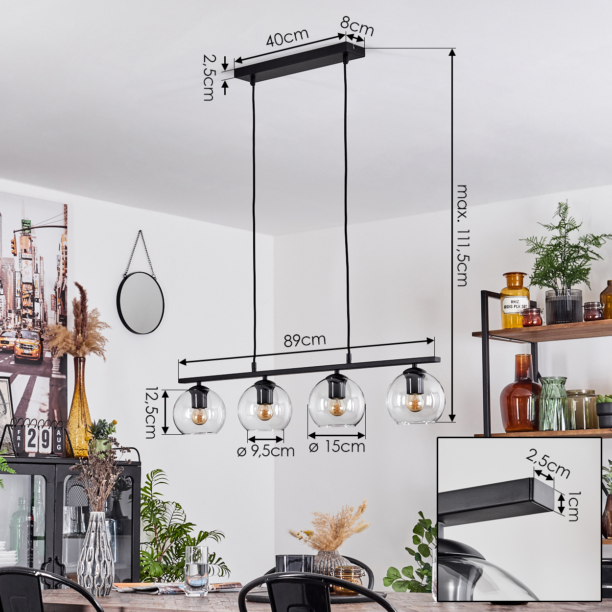 Eine moderne schwarze Hängeleuchte mit vier Glaskugeln hängt über einem Tisch. Abmessungen sind beschriftet. Hintergrund enthält Regale und Dekoration.