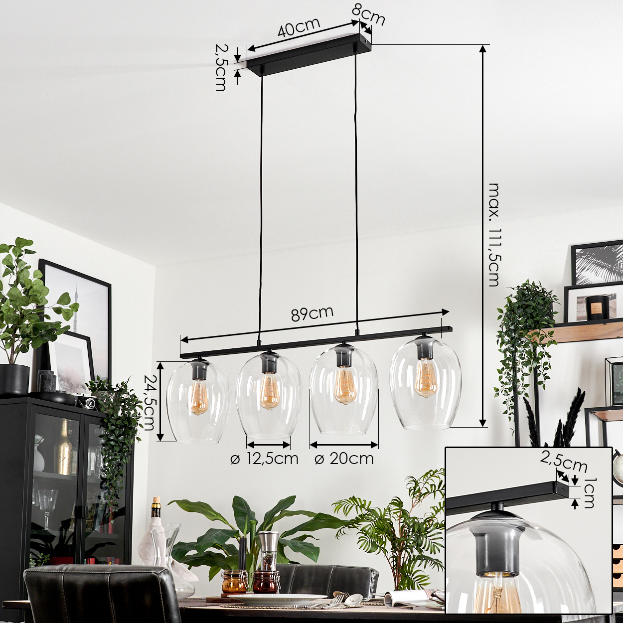 Eine moderne schwarze Pendelleuchte mit vier klaren Glasschirmen, jede mit einer Glühbirne. Abmessungen sind angegeben.