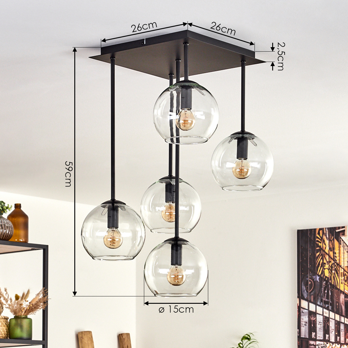 Moderne Deckenlampe mit fünf Glaskugeln. Maße: 26 cm Quadrat, 59 cm Fallhöhe, 15 cm Kugeldurchmesser und 2,5 cm Höhe.